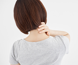 首の痛みイメージ